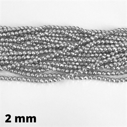 2 mm sølvfarvet facetslebet hæmatitperler. Du får en hel streng med ca. 195 perler på.