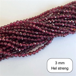 Fine 3 mm facetslebet granatperler i en flot dyb rød farve. Du køber en hel streng på ca. 39 cm. med ca. 130 perler på.