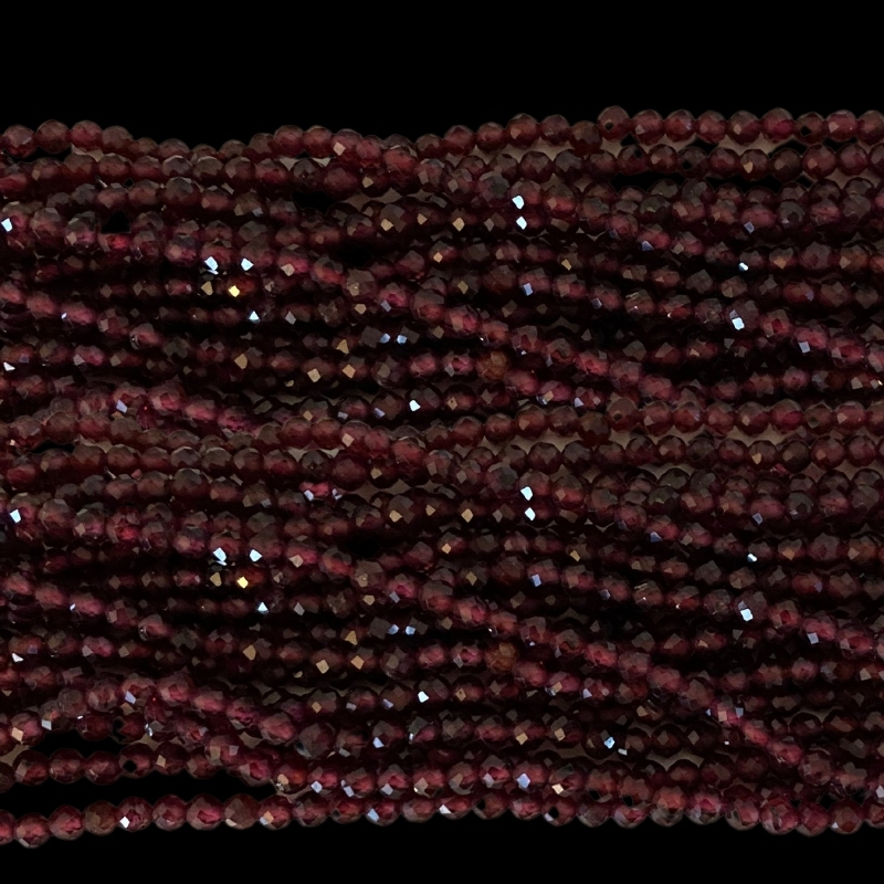 Fine 3 mm facetslebet granatperler i en flot dyb rød farve. Du køber en hel streng på ca. 39 cm. med ca. 130 perler på.
