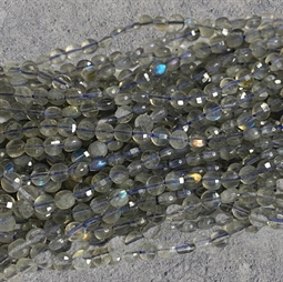 Flade runde Labradorit perler. De måler ca. 4 x 2,5 mm Der er ca. 105 perler på strengen der er 40 cm. lang.