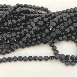 Flade runde Sort spinel perler. De måler ca. 4 x 2,5 mm Der er ca. 100 perler på strengen der er 40 cm. lang.