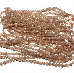 Flade runde peach moonstone perler. De måler ca. 4 x 2,5 mm Der er ca. 95 perler på strengen der er 40 cm. lang.