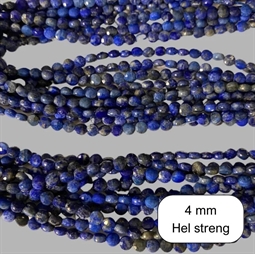 Flade runde Lapis Lazuli perler. De måler ca. 4 x 2,5 mm Der er ca. 95 perler på strengen der er 40 cm. lang.
