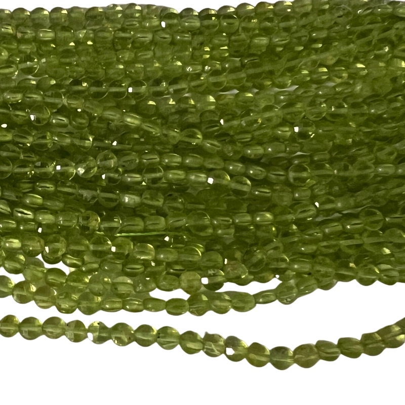 Flade runde Peridot perler. De måler ca. 4 x 2,5 mm Der er ca. 105 perler på strengen der er 40 cm. lang.
