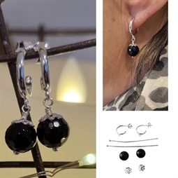 SMYKKEKIT - Sterling sølv øreringe med sorte perler 
