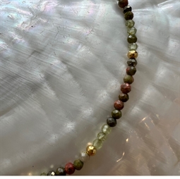 Armbånd i 2 mm facet perler