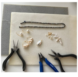 Perlemåtten hjælper med at holde styr på dine smykkematerialer når du laver smykker så de ikke triller rundt.