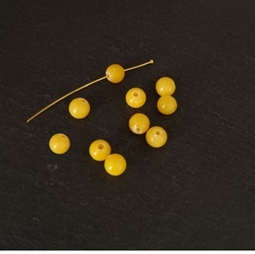 6 mm gule perler. Farvet manshan jade perler. Der er 10 stk. perler i posen.