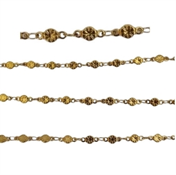 Kæde sammensat med små blomsterled. kæden er i guldfarvet rustfri stål og sælges i stykker på 20 cm.