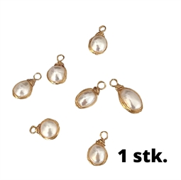 Ferskvandsperle viklet i tråd der er forgyldt med ægte 18 K guld. Prisen er for 1 stk.