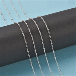 På smykkekæden sidder der små perler fast der måler 2 mm i diameter og 1 mm i bredden . Prisen er for en meter.