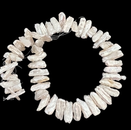 Aflange Biwa Barok Ferskvandsperler. Hullet er tværs igennem på midten af perlerne. Du køber 4 stk. perler.