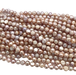 10 - 11 mm Rosa barok ferskvandsperler. Der er ca. 39 perler på strengen