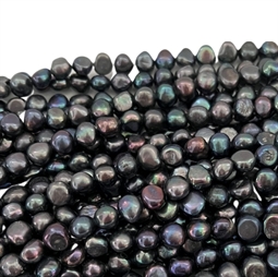8 - 10 mm Mørk peacock farvet barok ferskvandsperler. Der er ca. 41 perler på strengen