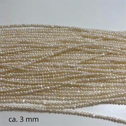 Fine små ca. 3 mm ferskvangsperler. Der er ca. 135 perler på strengen som måler ca. 35 cm.