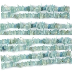 Små Aquamarin splitter / chips perler. Hel streng med ca. 200 perler på