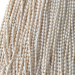 Hvide ferskvandsperler 4 - 6 mm hel streng med ca. 52 perler på.