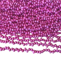 Pink farvet ferskvandsperler - Strengen måler ca. 38 cm. lang.lang og der er ca. 68 perler på.
