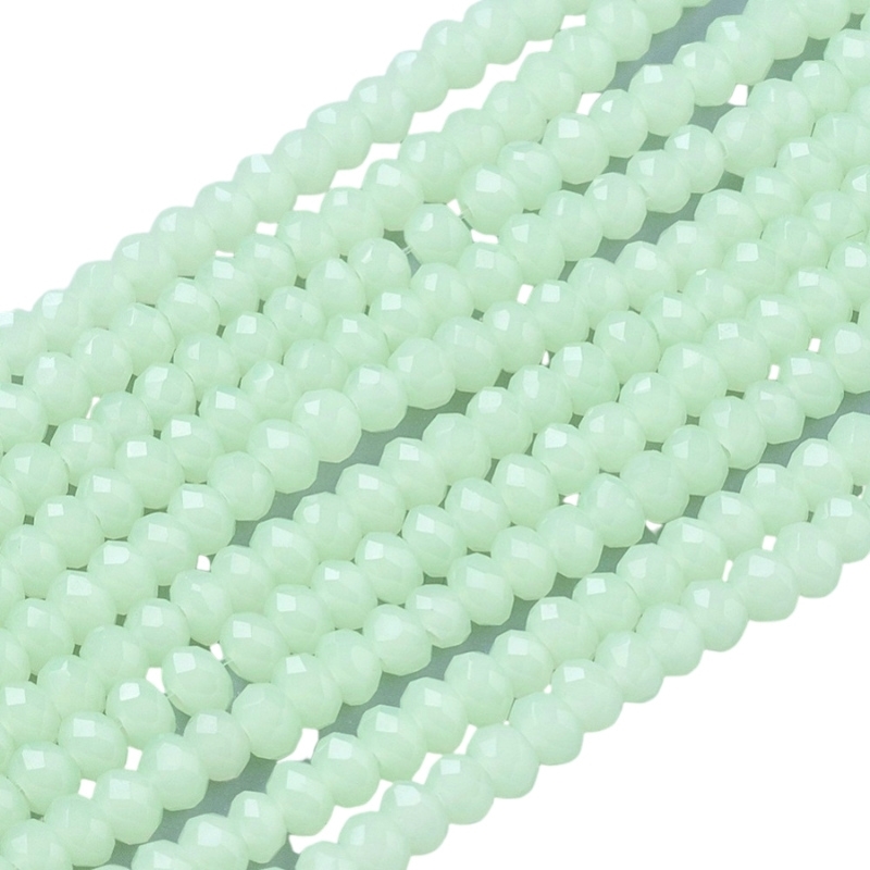 Små jadegrønne  glasperler. Der er ca. 165 perler på strengen