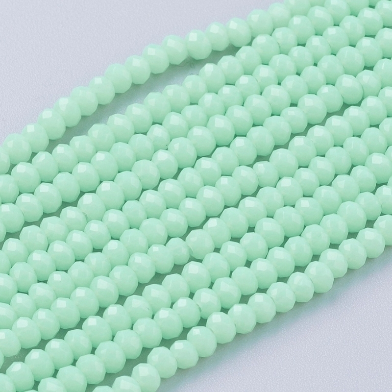 Små mintgrønne glasperler. Der er ca. 165 perler på strengen der måler cs. 38 cm.