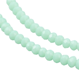 Små mintgrønne glasperler. Der er ca. 165 perler på strengen der måler cs. 38 cm.