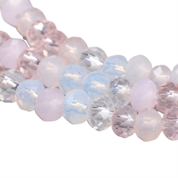 Små 3 mm Lys mix glasperler. . Der er lyserøde, lyseblå og klare perler på strengen.