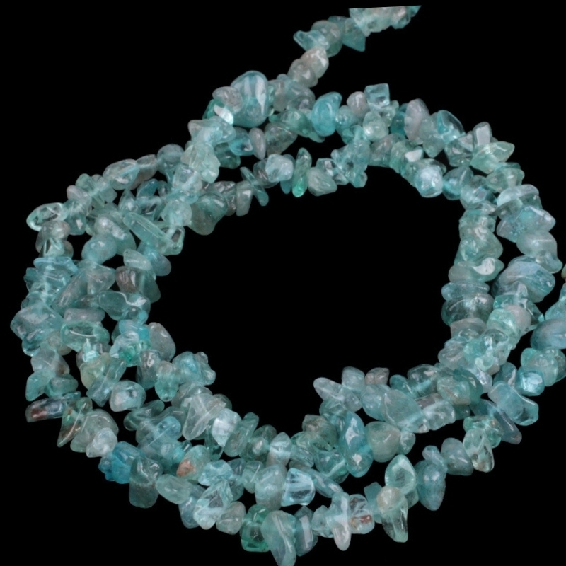 Apatite splitter / chips perler. Strengen måsler ca. 40 cm.