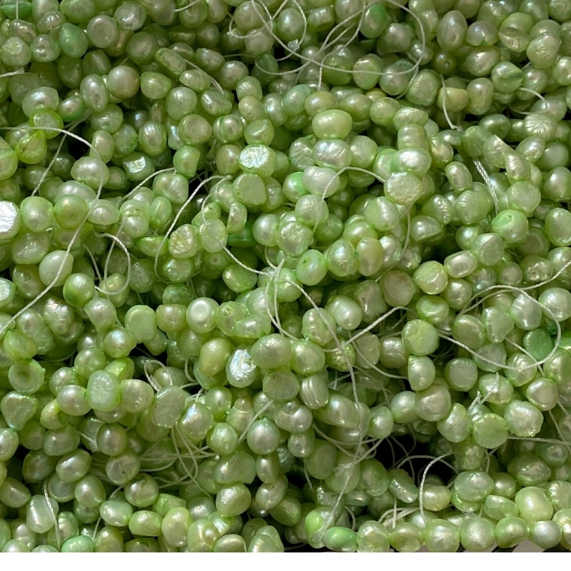 Lysegrønne barok ferskvandsperler - Hel streng på ca. 41 cm. med ca. 70 perler på.