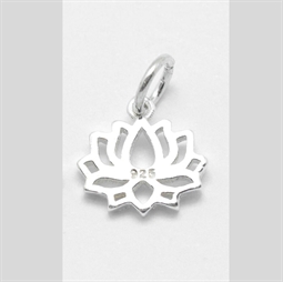 Lotus blomst vedhæng i ægte Sterling sølv. Der er stempel på den ene side.