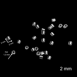 Pose med 25 stk. wireklemmer i sterling sølv. De måler 2 x 2 mm og har en hulstørrelse på ca. 1,3 mm