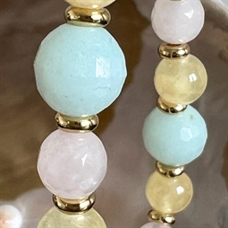 Elastik armbånd med 3 pastel farvede facet perler