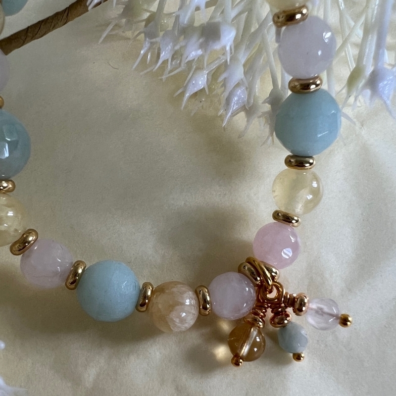 Elastik armbånd med 3 pastel farvede facet perler