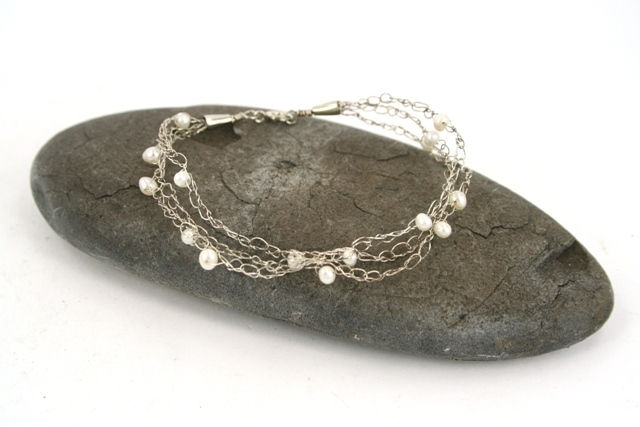 Soar dateret statisk Hæklet armbånd med sølvtråd og perler - materialer til lav selv smykker
