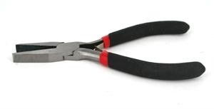 Fladtangen bruges til at holde fast på emner og åbne øskner eller andre smykkedele. Som regel bruger man 2 tænger, ofte en fladtang sammen med en spids fladtang.