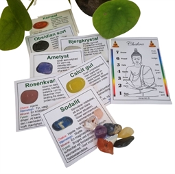Chakra healingskort og små krystal sten