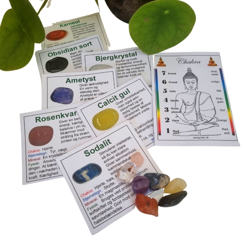 Chakra healingskort og små krystal sten