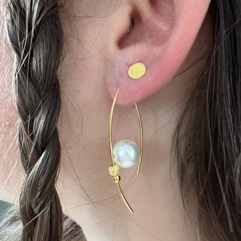 Øreringe med anboret shell peals, stardust perle og låseperle