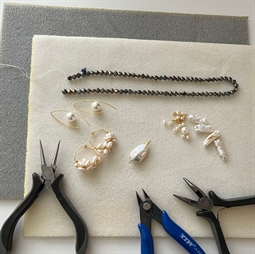 Perlemåtten hjælper med at holde styr på dine smykkematerialer når du laver smykker så de ikke triller rundt.