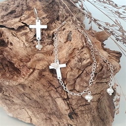 Kæde armbånd med kors og små perler. Fine konfirmations smykker